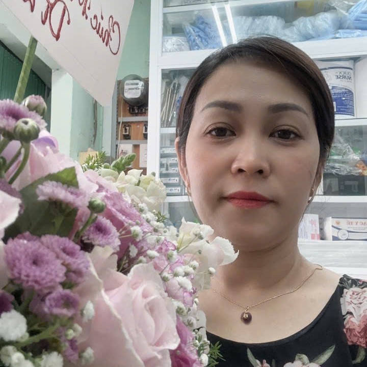 Chị Loan, chủ cửa hàng dụng cụ y khoa