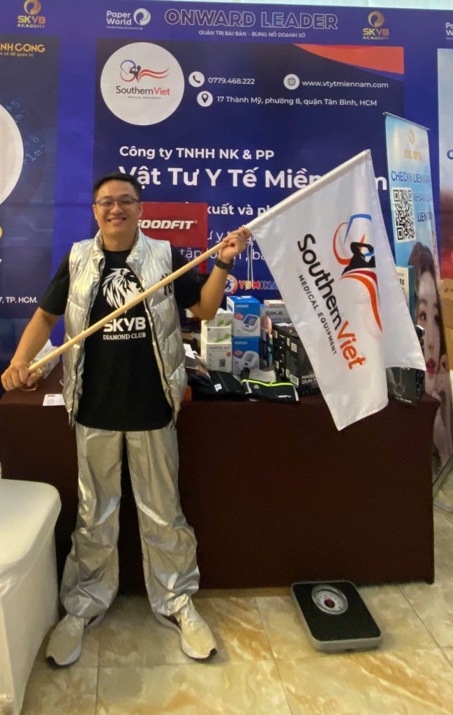 Khương Vật tư Y Tế cầm cờ SouthernViet