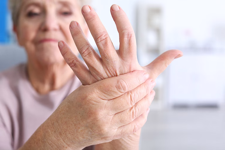 Người có vấn đề về tuần hoàn máu và tê bì chân tay