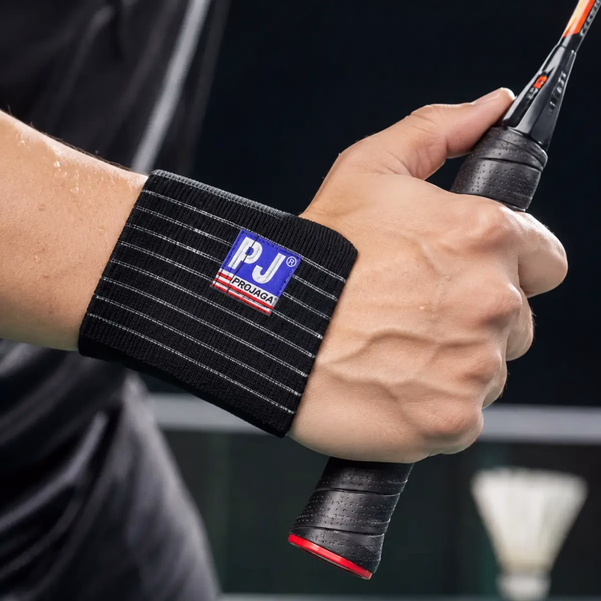 Băng Bảo Vệ Khớp Cổ Tay PJ 633 5 Cận cảnh băng bảo vệ khớp cổ tay PJ 633 ôm sát khi cầm cán vợt