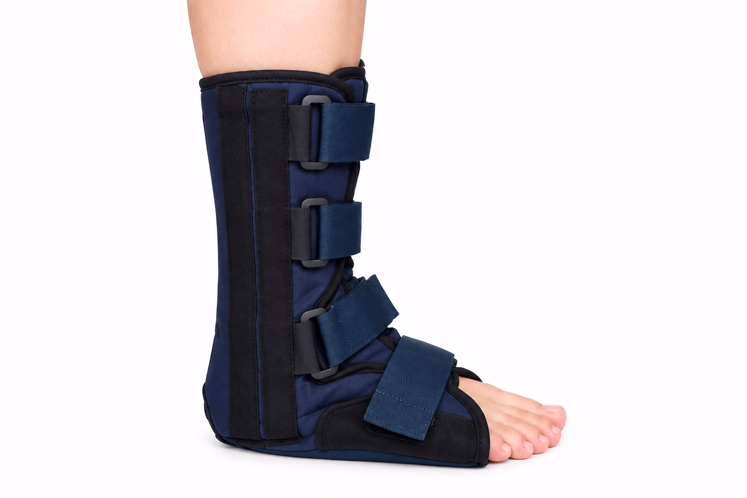 Nẹp cố định cổ chân 4 Người dùng đeo nẹp cố định cổ chân màu đen