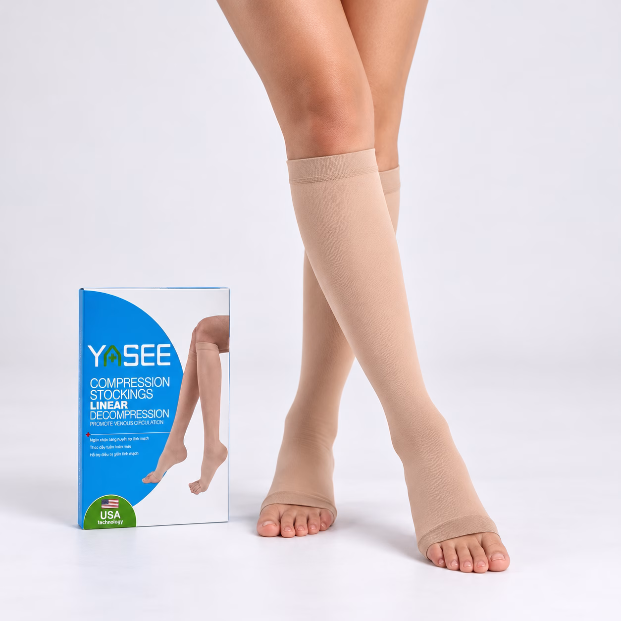 Vớ tĩnh mạch Yasee đầu gối 23–32 mmHg 1 Vớ tĩnh mạch Yasee dài dưới gối hở ngón và hộp sản phẩm trên nền trắng